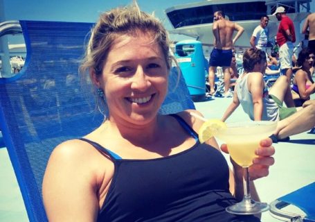 Holly Butcher rak nowotwór śmierć dziewczyna plaża drinki
