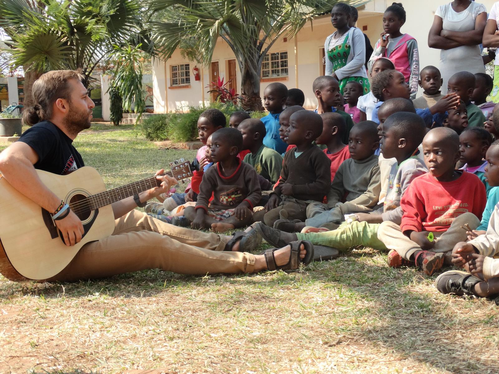Projekt zambia misje dzieci Afryka chłopak gra wolontariat gitara