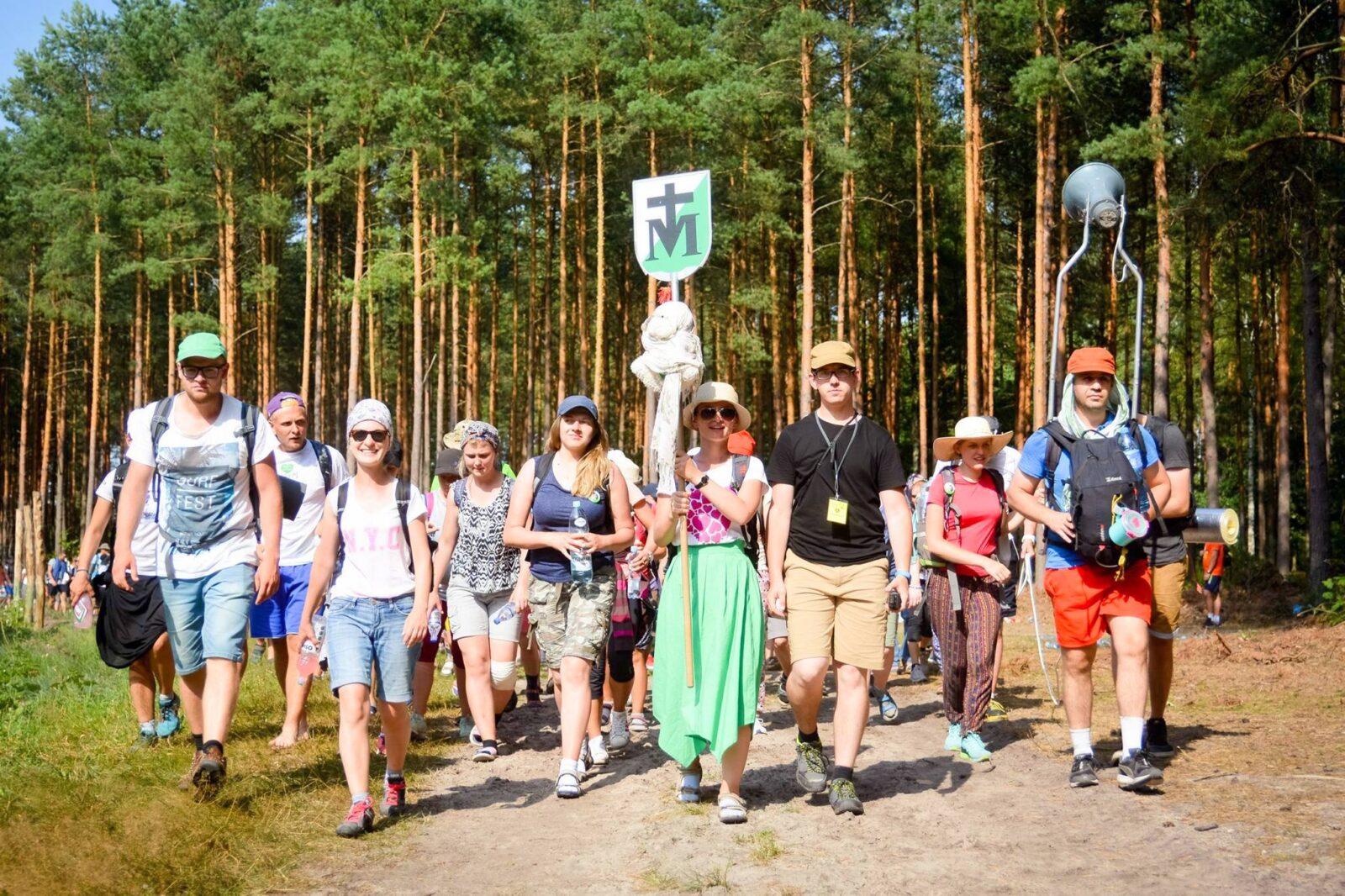 pielgrzymka WAPM grupa biało-zielona las młodzież znaczek pielgrzymkowy